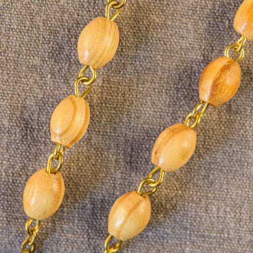 Perles imitation olivier chaîne dorée