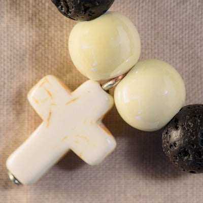 Zoom sur Croix et perles en pierres blenches