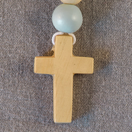 Croix en bois clair