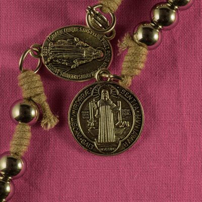 Avers médailles de Saint benoît et de la Vierge Miraculeuse