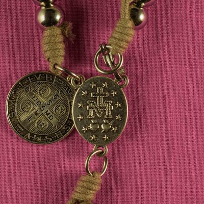 Revers des médailles de Saint Benoît et de la Vierge Miracueleuse