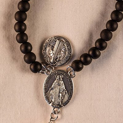 Avers médaille St Benoît et médaille Miraculeuse