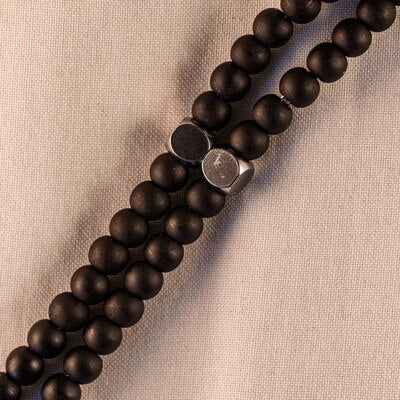 Perles noires en résine avec maille acier