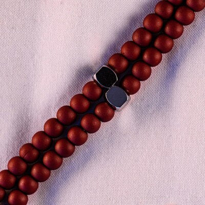 Perles rouges en résine avec maille acier