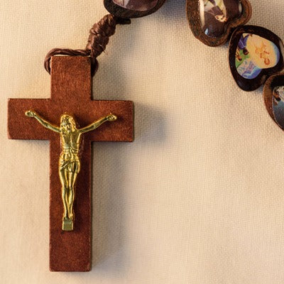 Croix en bois avec Christ métal doré