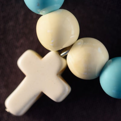 Zoom sur croix et pierres blanches