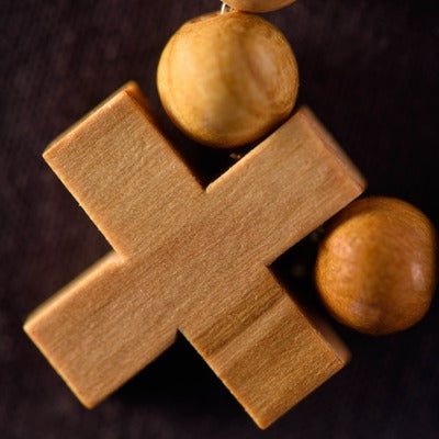 Zoom sur la croix carrée du Dizainier élastique en bois d Olivier