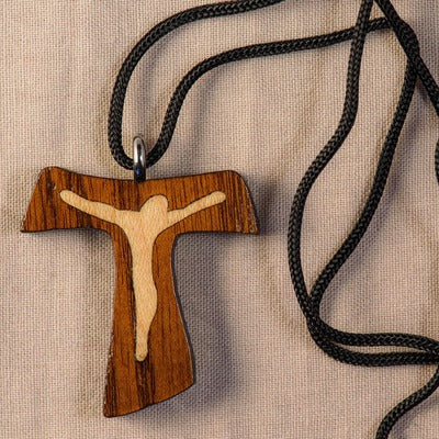 Pendentif Croix en Bois d'Érable Vernis avec cordon - TAU CHRIST