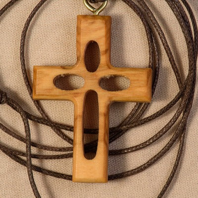 Pendentif Croix en Olivier Ajourée avec cordon